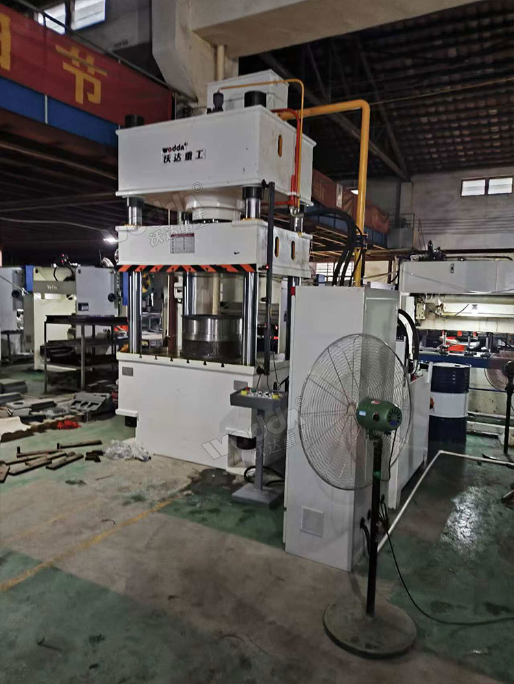 風(fēng)機(jī)接頭拉伸液壓機(jī)調(diào)試現(xiàn)場(chǎng) 風(fēng)機(jī)接頭拉伸液壓機(jī)調(diào)試現(xiàn)場(chǎng)