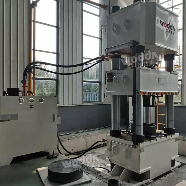 1000噸石墨粉末成型液壓機(jī)現(xiàn)場(chǎng) 1000噸石墨粉末成型液壓機(jī)現(xiàn)場(chǎng)