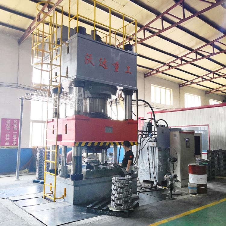 2000噸四柱液壓機(jī)客戶現(xiàn)場 2000噸四柱液壓機(jī)客戶現(xiàn)場