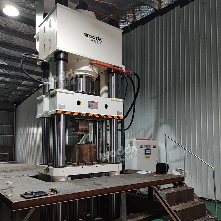 800噸石墨匣缽液壓機(jī)現(xiàn)場(chǎng)