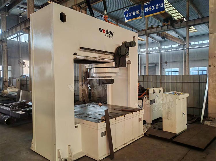 630噸龍門框式壓力機 630噸龍門框式壓力機