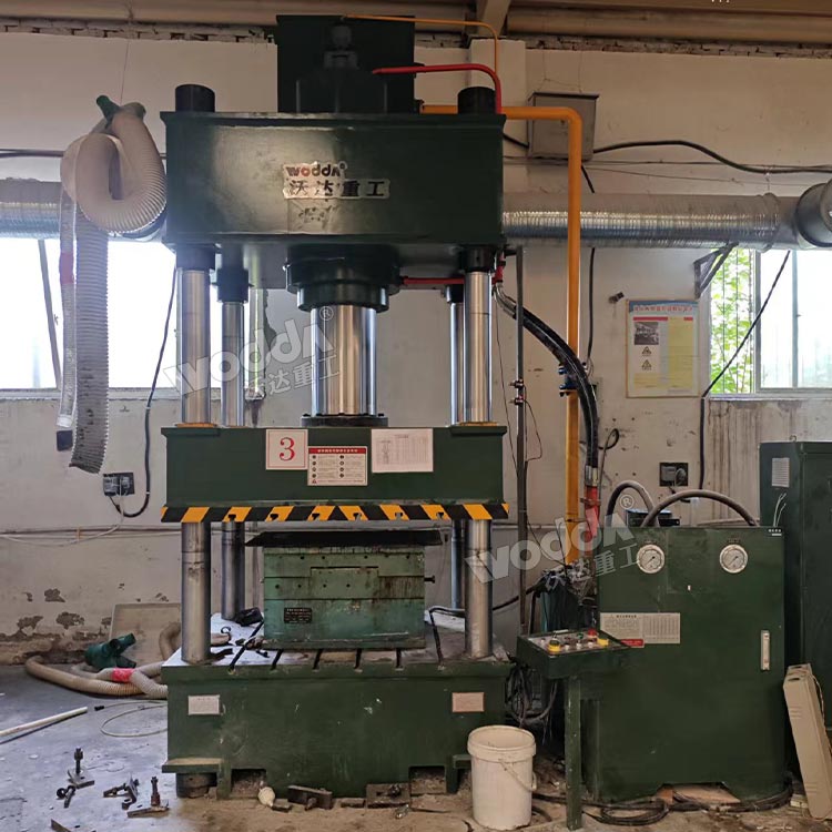 315噸玻璃鋼電表箱液壓機現(xiàn)場 315噸玻璃鋼電表箱液壓機現(xiàn)場