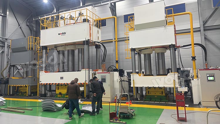 3臺(tái)玻璃鋼冷卻塔風(fēng)筒成型液壓機(jī)現(xiàn)場