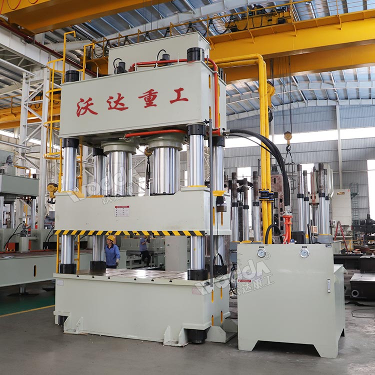 1000噸三梁四柱液壓機(jī) 1000噸三梁四柱液壓機(jī)