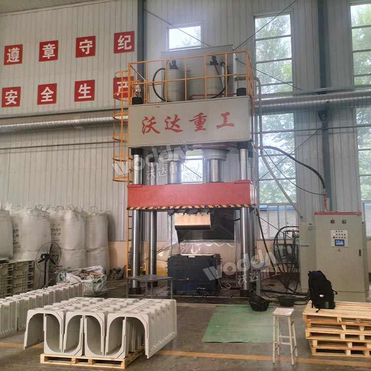 800噸復(fù)合材料成型液壓機(jī) 800噸復(fù)合材料成型液壓機(jī)