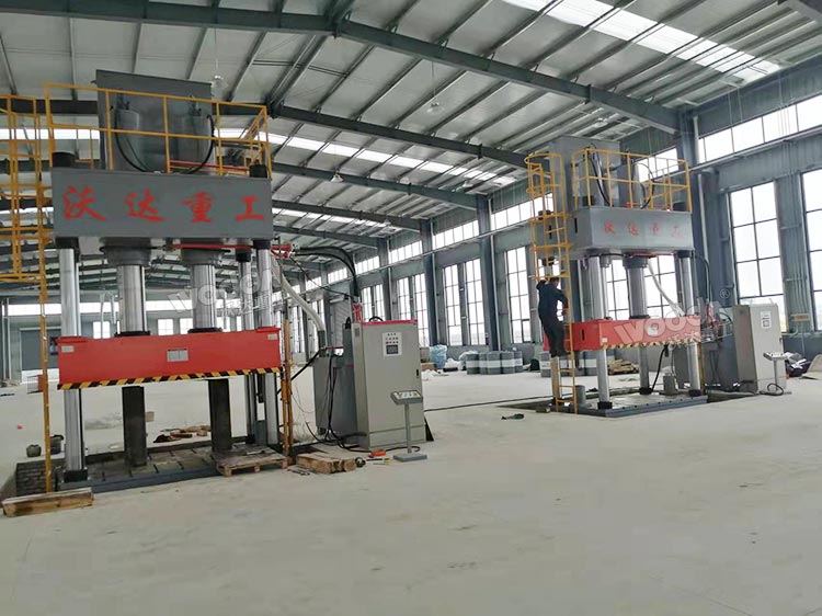 800噸三梁四柱液壓機(jī)客戶現(xiàn)場(chǎng) 800噸三梁四柱液壓機(jī)客戶現(xiàn)場(chǎng)