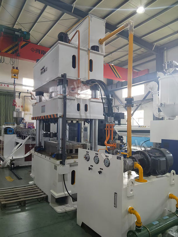 630噸四柱液壓機(jī)現(xiàn)場試機(jī) 630噸四柱液壓機(jī)現(xiàn)場試機(jī)