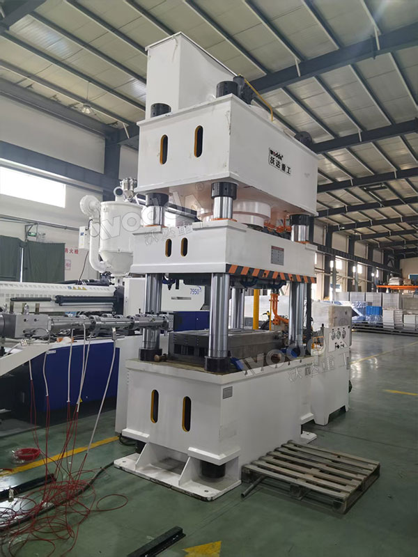 630噸復(fù)合材料成型液壓機(jī) 630噸復(fù)合材料成型液壓機(jī)