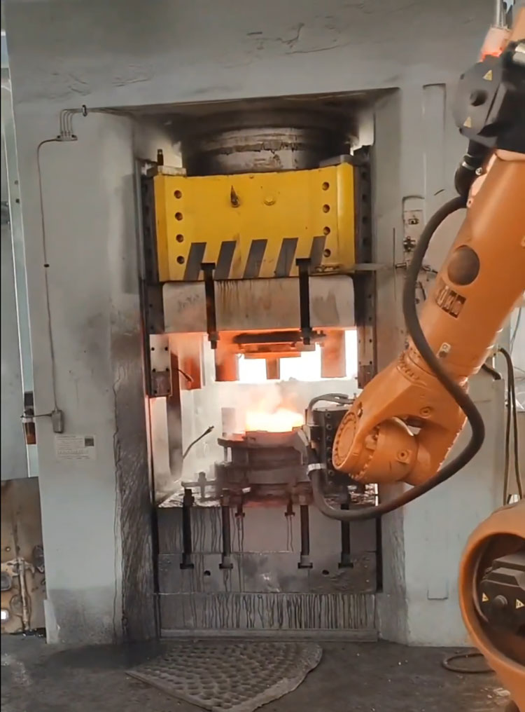 2500噸熱鍛液壓機(jī)現(xiàn)場(chǎng)（法蘭）