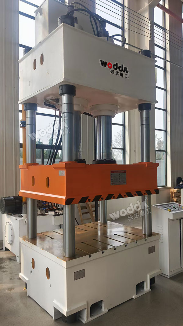 315噸汽車配件成型液壓機(jī)現(xiàn)場(chǎng)