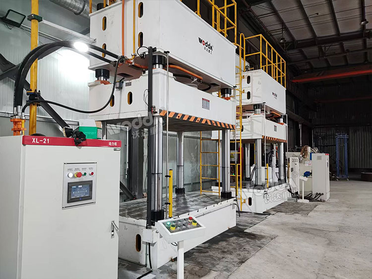 630噸四柱液壓機現(xiàn)場 630噸四柱液壓機現(xiàn)場