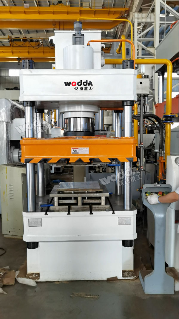 200噸不銹鋼桶蓋沖壓成型機(jī) 200噸不銹鋼桶蓋沖壓成型機(jī)