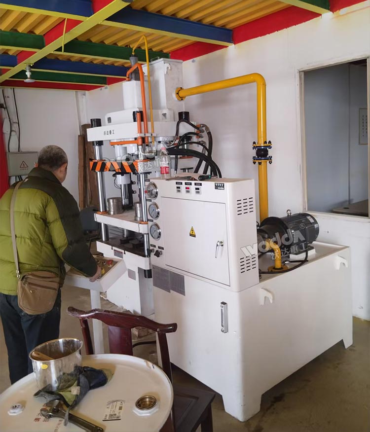 100噸粉末成型液壓機(jī)試機(jī)