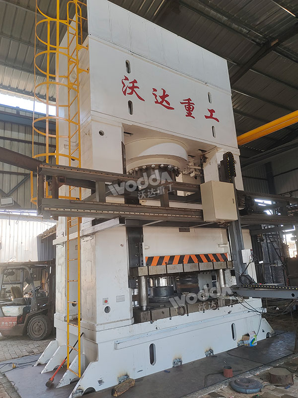 2500噸熱鍛液壓機(jī)現(xiàn)場.jpg 2500噸熱鍛液壓機(jī)現(xiàn)場.jpg