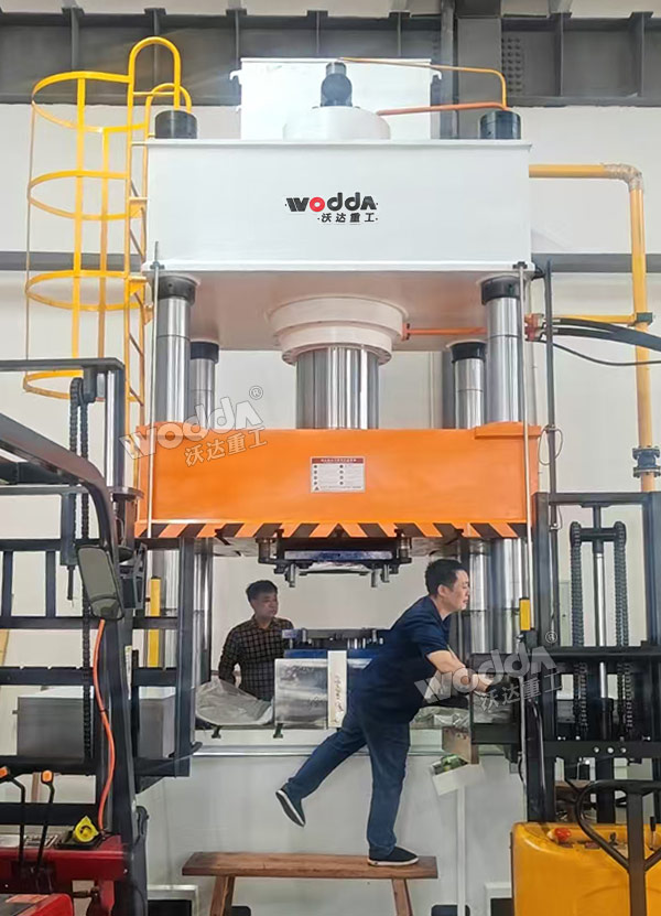 630噸汽車發(fā)動機護板成型液壓機 630噸汽車發(fā)動機護板成型液壓機