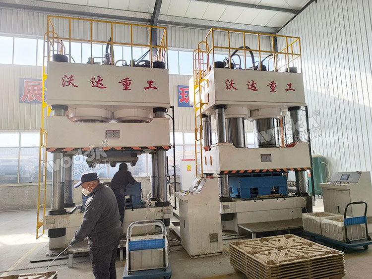 1600噸木屑托盤液壓機現(xiàn)場