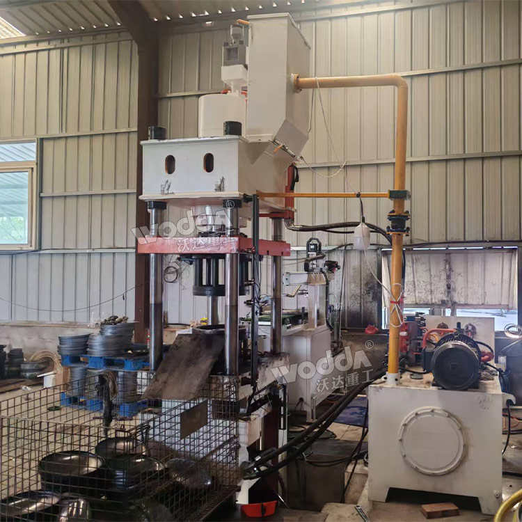 200噸封頭液壓機現(xiàn)場 200噸封頭液壓機現(xiàn)場