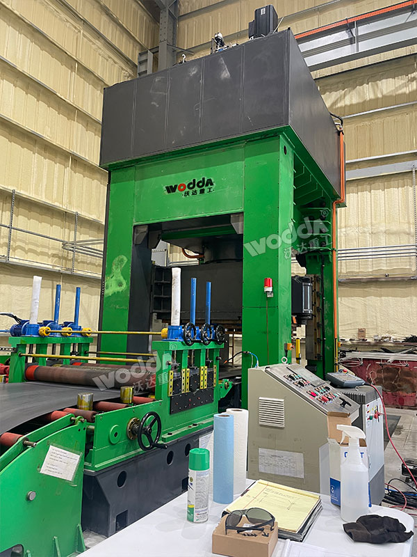 1000噸框架式液壓機(jī)現(xiàn)場試機(jī)