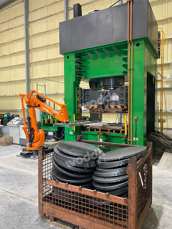 1000噸框架式液壓機(jī)沖壓海洋浮標(biāo)現(xiàn)場