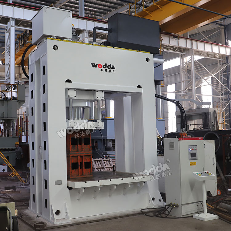 800噸龍門液壓機(jī)車間實(shí)物