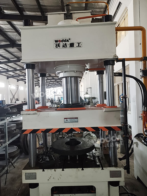 不銹鋼鍋蓋成型液壓機(jī)現(xiàn)場(chǎng)