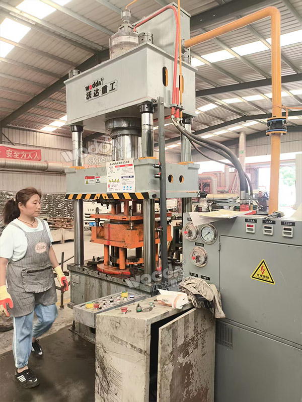 200噸封頭液壓機生產(chǎn)線