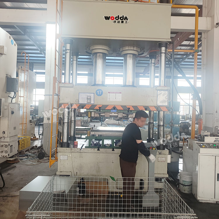 400噸四柱液壓機現(xiàn)場 400噸四柱液壓機現(xiàn)場