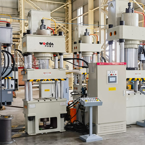 150噸四柱液壓機(jī) 150噸四柱液壓機(jī)