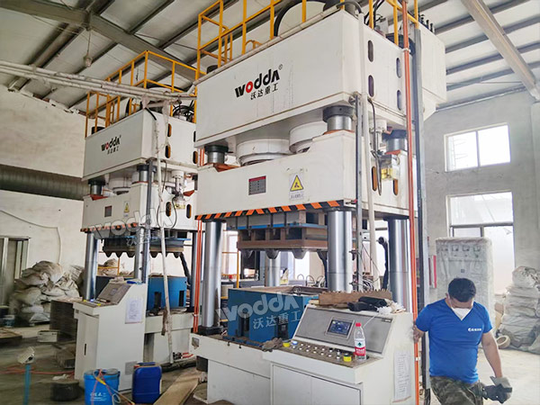 1600噸木屑托盤液壓機調(diào)試