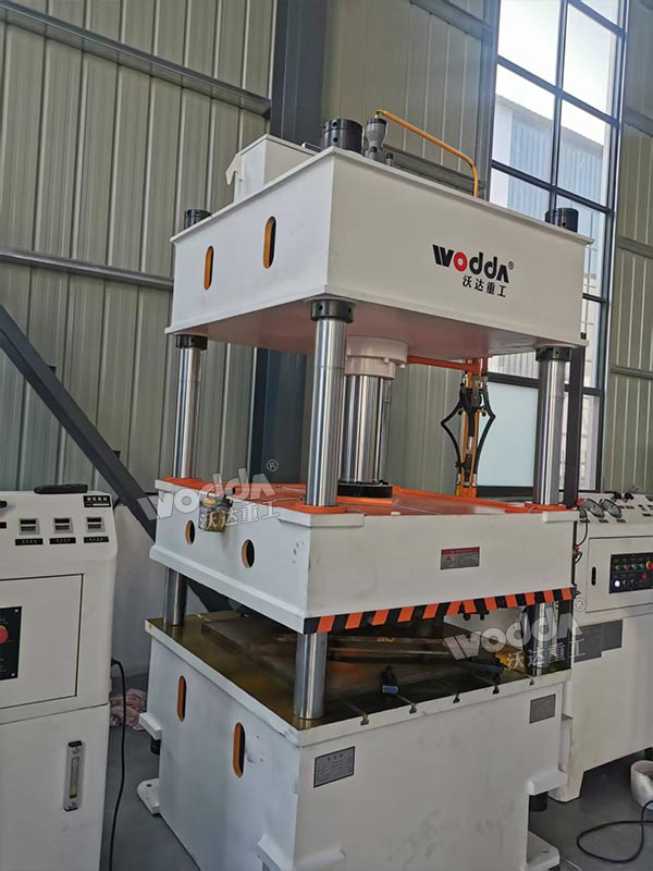 100噸四柱液壓機調(diào)試現(xiàn)場 100噸四柱液壓機調(diào)試現(xiàn)場