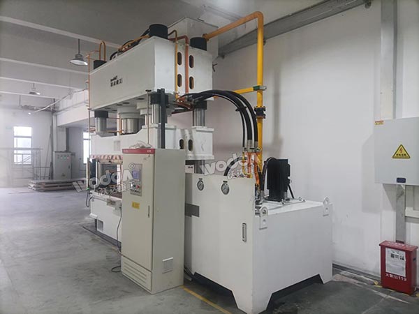 800噸液壓機(jī)現(xiàn)場 800噸液壓機(jī)現(xiàn)場