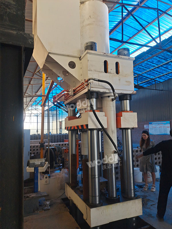 630噸粉末成型液壓機安裝完成