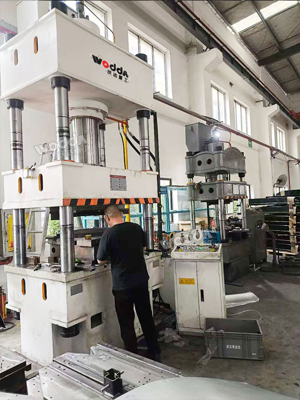 315噸四柱液壓機客戶現(xiàn)場