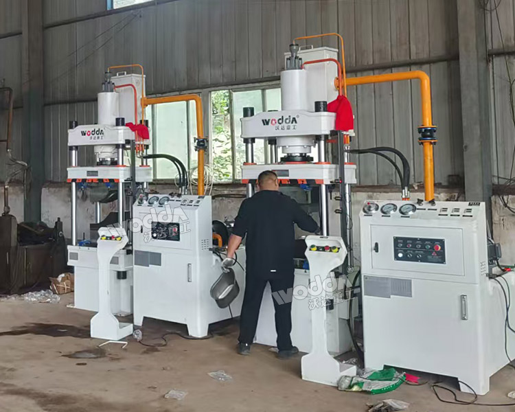 100噸不銹鋼盆拉伸液壓機現(xiàn)場