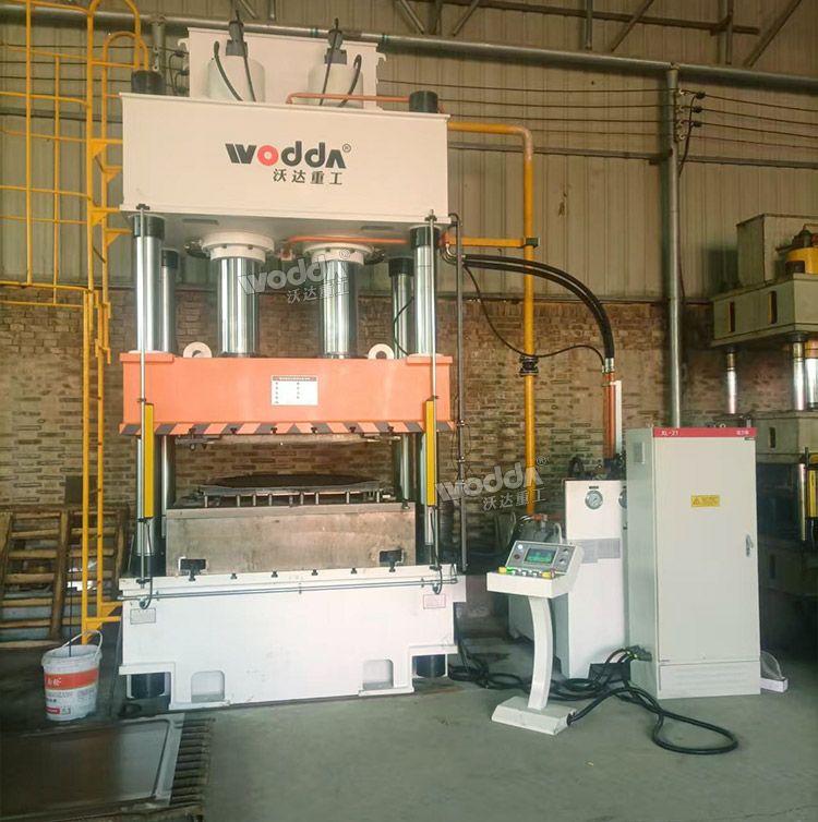 400噸汽車(chē)配件成型液壓機(jī)試機(jī)現(xiàn)場(chǎng) 400噸汽車(chē)配件成型液壓機(jī)試機(jī)現(xiàn)場(chǎng)