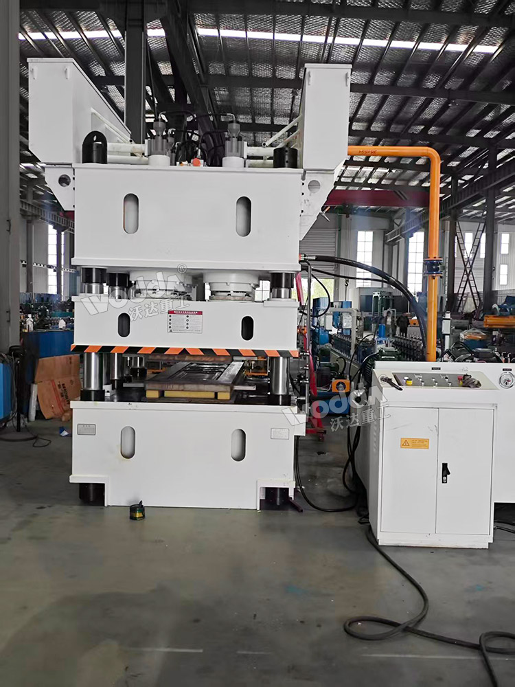 2400噸不銹鋼門板壓花機(jī) 2400噸不銹鋼門板壓花機(jī)