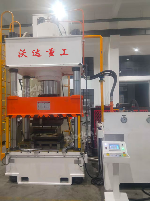 400噸汽車配件成型液壓機現(xiàn)場 400噸汽車配件成型液壓機現(xiàn)場