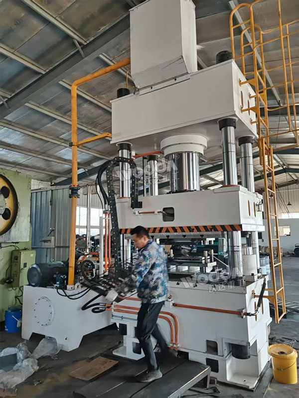 500噸四柱液壓機現(xiàn)場 500噸四柱液壓機現(xiàn)場