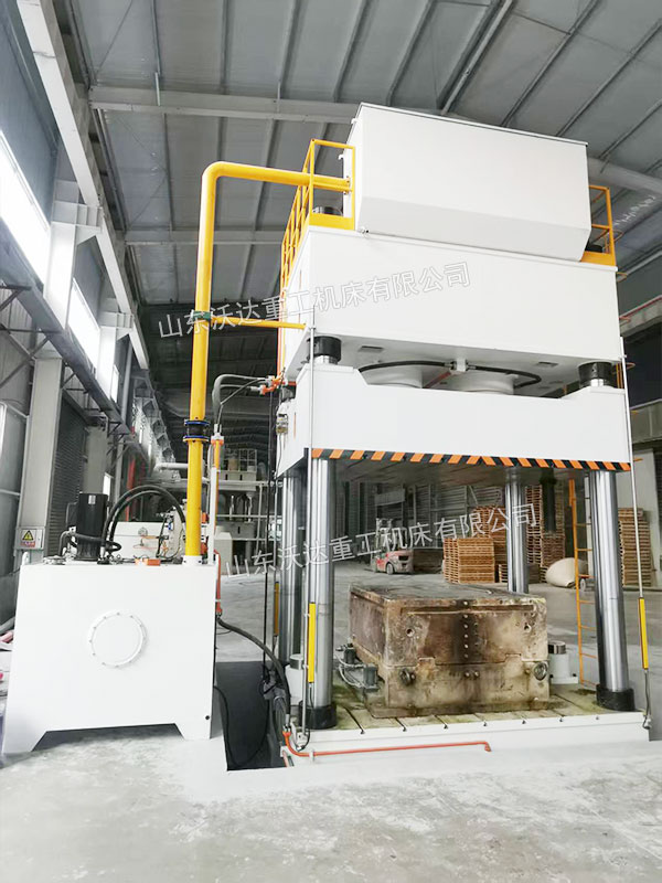 YQ32-1200噸四柱液壓機(jī) YQ32-1200噸四柱液壓機(jī)