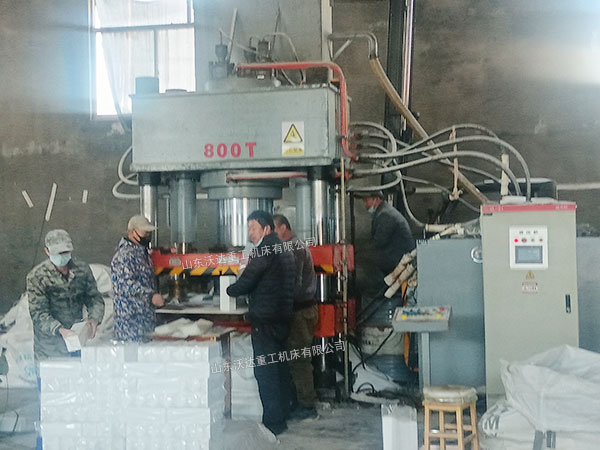 800噸牛羊舔磚液壓機(jī)現(xiàn)場(chǎng) 800噸牛羊舔磚液壓機(jī)現(xiàn)場(chǎng)