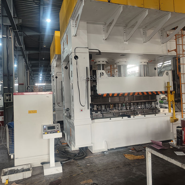 630噸框架式液壓機(jī)現(xiàn)場試機(jī)