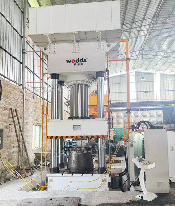 1200噸塑料水缸成型液壓機現(xiàn)場