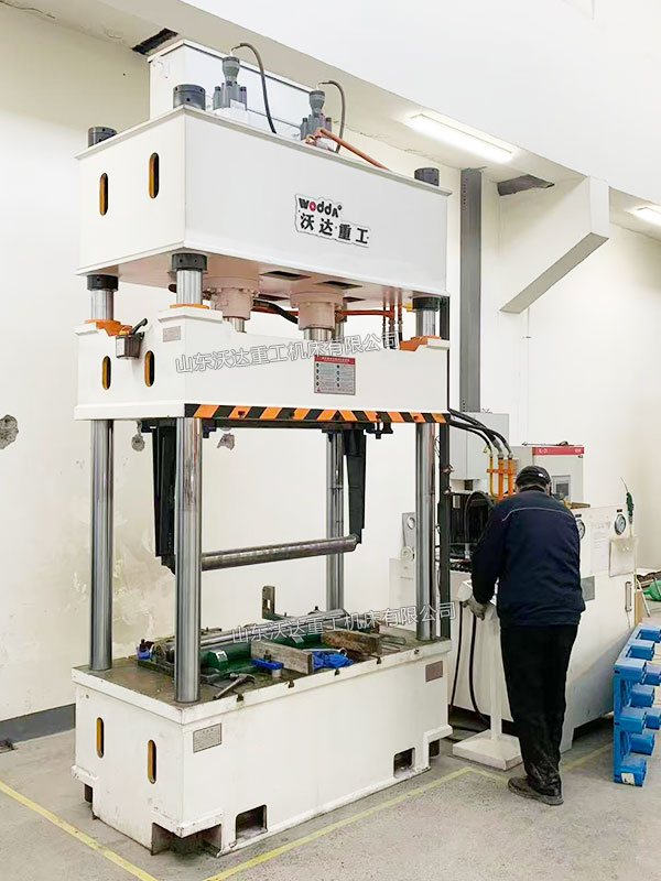 200噸四柱液壓機(jī)現(xiàn)場(chǎng)調(diào)試