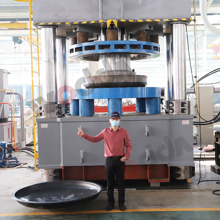 客戶來廠考察試機封頭液壓機